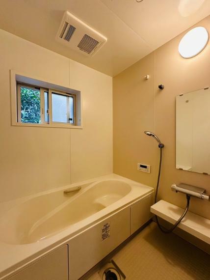 浴室 【浴室】暖房換気乾燥機付きで一年中快適なバスタイムが持てます！入浴後も乾燥機能でカビ対策が可能、通風窓もあり心地のいいリラックス空間です