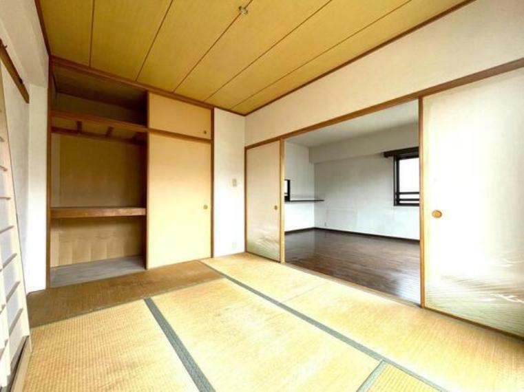 和室 リビング続きの和室は、お子様のお昼寝スペースやプレイルームとして活躍しそうです。