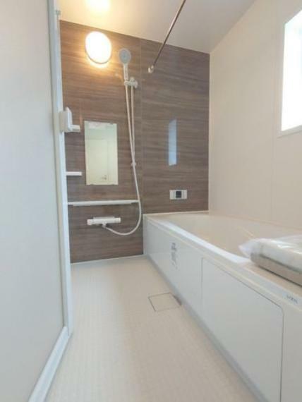 浴室 浴室換気乾燥機付きの浴室は、雨の日でも洗濯物ができるのでとても便利です。