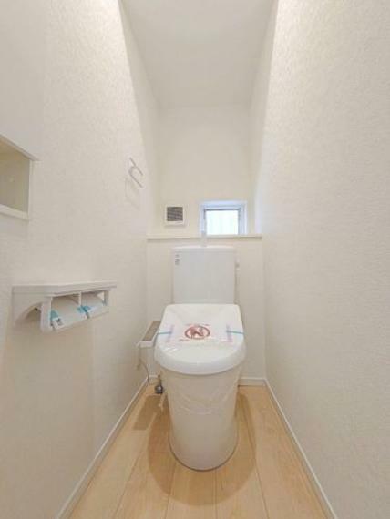 トイレ 1階トイレです。白を基調とした爽やかな印象のトイレです。2連のペーパーホルダーになっているのでトイレットペーパーが切れる心配がありません。