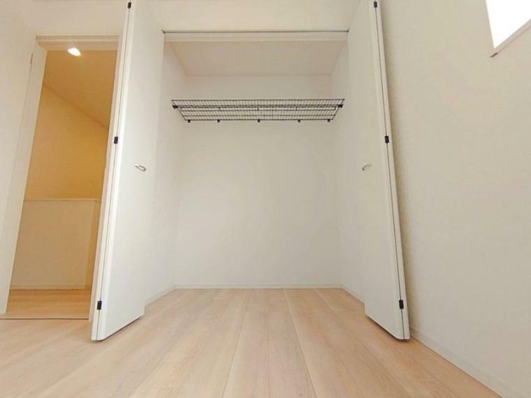 収納 2階6帖洋室のクローゼットです。上部に棚がございますので、普段使わないものを収納することも可能です。