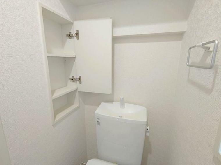 トイレ 埋め込みタイプの収納棚があるので、トイレットペーパーの予備や掃除用品を収納しておけます。生活用品が隠せるとトイレ空間もスッキリして見えます。