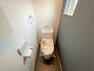 トイレ 2階にトイレがあることによって1階に降りる必要がないので夜中のトイレなど、階段でケガをするリスク軽減になります。またいざというときに使い分けができるのでウイルスなどの家族内感染の防止にもなります。