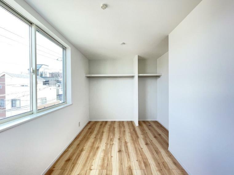 洋室 オープンタイプのクローゼット付き！収納が充実しているので、居住スペースを広く使えます。