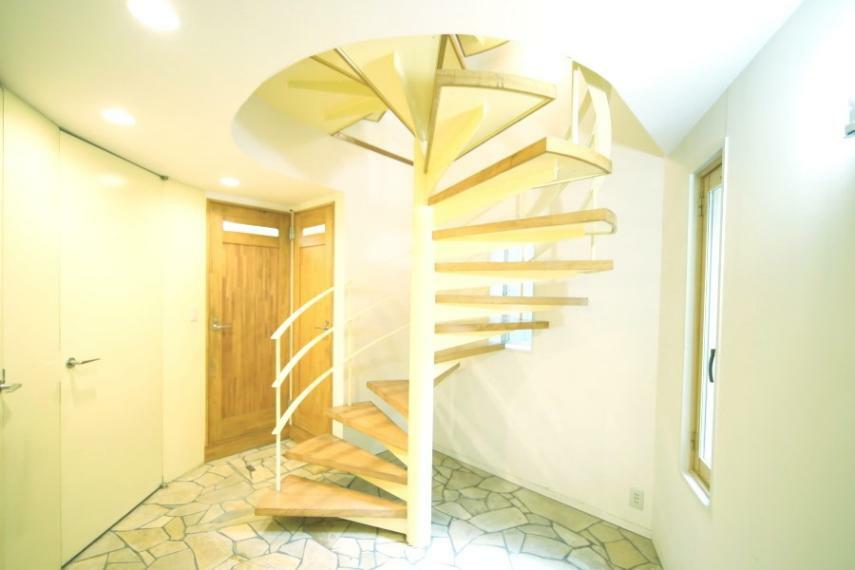 おしゃれな螺旋階段の有る、デザイン性の高い住宅となっております！