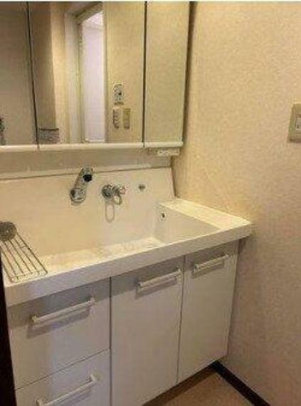 洗面化粧台 三面鏡　鏡の裏にも収納有り　防水パン設置