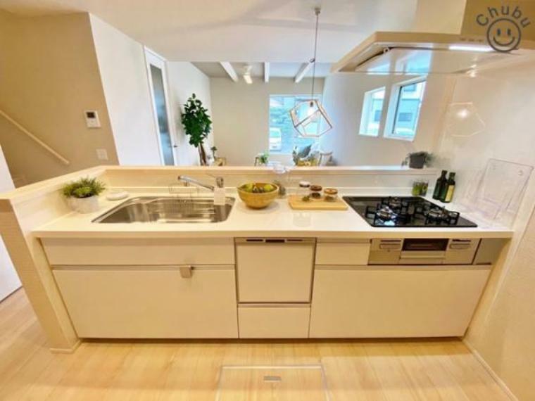 キッチン スライド収納タイプのシステムキッチンで収納量が豊富です。家族と一緒にお料理することができるゆったりしたキッチンスペース！