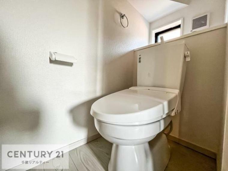 トイレ 1・2階にトイレがございます！朝の忙しい時間帯も待たずにすみそうですね。白を基調とした清潔感のあるトイレでお手入れがしやすいです！