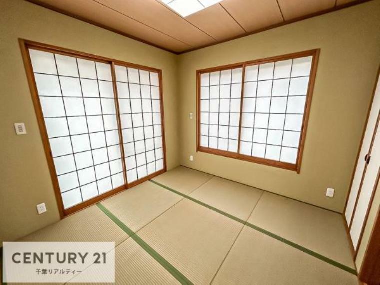 和室 タタミの香りが安らぎを与える、リラックス空間。窓も大きく開放感のある和室となっております。日本人の心感じる「和」の空間。井草の香り漂う空間は癒しのひと時を演出してくれます！