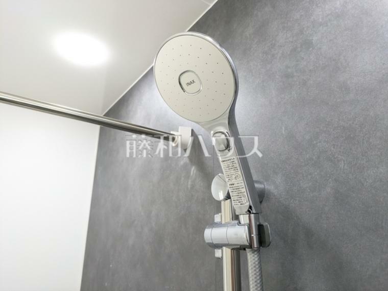 1号棟　スイッチ付シャワーヘッド　【八王子市元八王子町3丁目】  浴室のシャワーは手元で止水ができるスイッチ付シャワーヘッドにより、さらに節水効果がアップします。　
