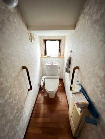 トイレ 洗浄付き便座が魅力的なトイレです。毎日使用する場所だから、換気出来るよう、窓も完備しています。
