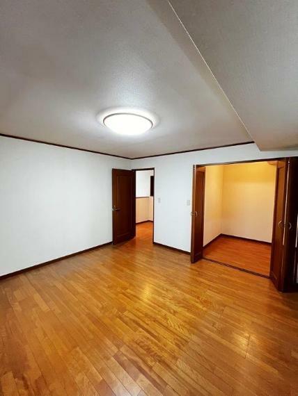 洋室 部屋を広く使える収納スペースが魅力的です。
