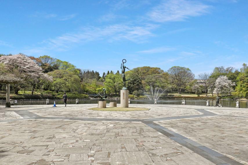 現地から880m～890m。　栃木県中央公園　「水と緑と文化」をテーマに、4つの池を中心とする和洋折衷の回遊式庭園風に構成された緑豊かな都市公園です。（区画No.1、No.2を基点としています。）（約890m・徒歩12分）