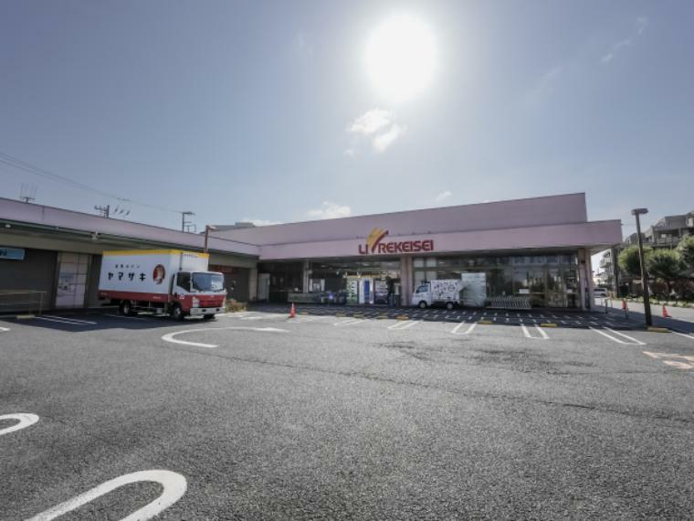 スーパー 現地から306m～310m。　リブレ京成 アルビス前原店　営業時間は、10:00～21:00。駐車場・駐輪場あり。広域マンション、アルビス前原の綺麗な並木道近くにある地域密着型のスーパーです。