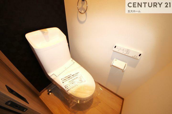トイレ トイレは毎日頻繁に利用する場所だからこそ、快適に使っていただけるよう機能的な温水洗浄便座を採用しています。