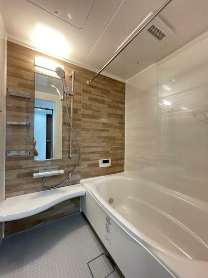 浴室 《同社施工例》ゆったりとした広さのバスルームで1日の疲れを癒せます。