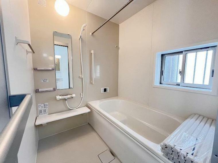 浴室 浴室乾燥機の他にも開口部のある浴室スペース。 お風呂上がりの湿気も、窓を開けておくことで改善可能。 お湯につかりながら、ちょっとした露天気分？