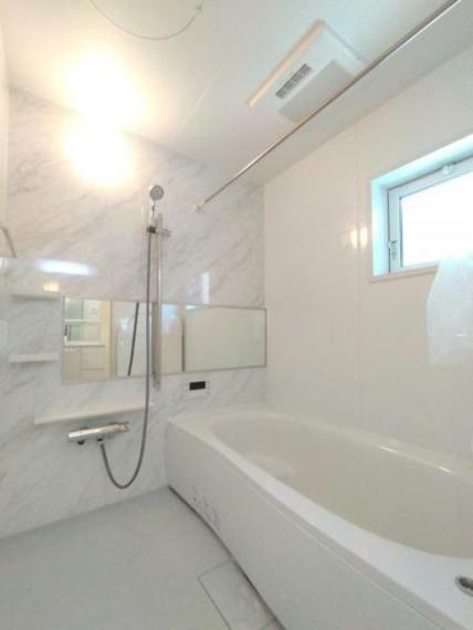 浴室 ■1日の終わりは寛ぎ空間バスルームへ。お気に入りのバスアロマで心身ともに癒されましょう