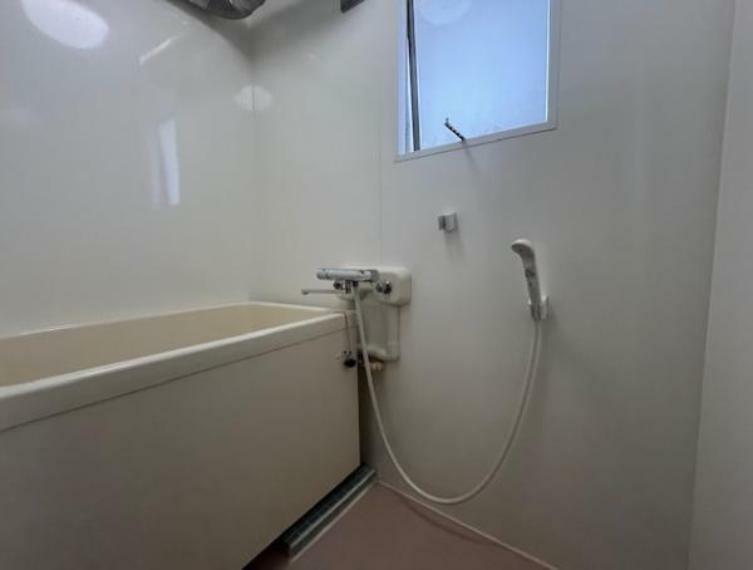浴室には窓が付いているので、換気が簡単で衛生的。