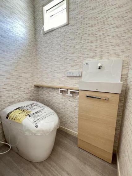 シャワー洗浄機能付のローシルエットトイレは、清潔感が印象的な空間ですね。