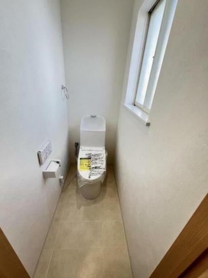 トイレ 白を基調とした、清潔感のあるトイレです。
