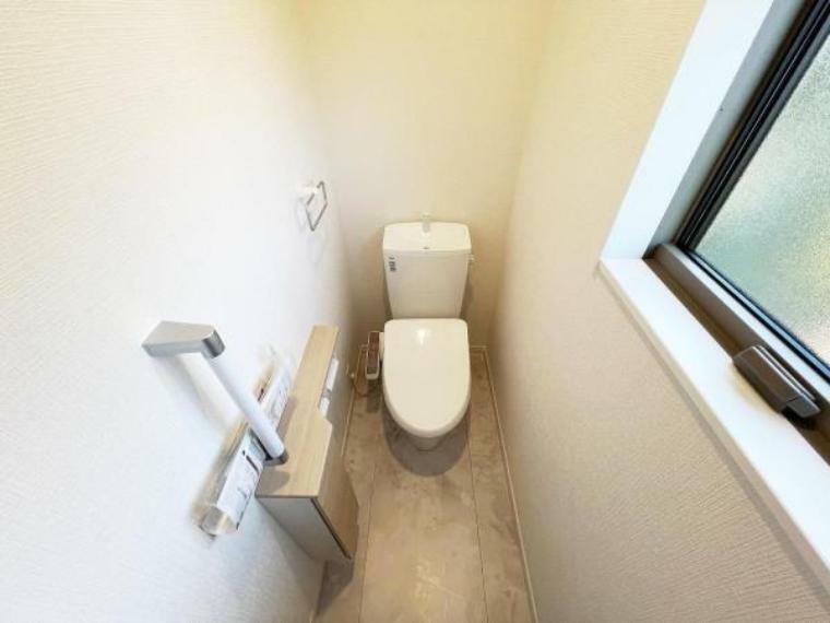 トイレ 2階トイレです。手すりをお使い頂けます。