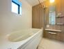 浴室 浴槽は跨ぎやすいよう配慮されており、シャワーヘッドの位置も変えられる、使い勝手の良い浴室です。（2024.5.10撮影）