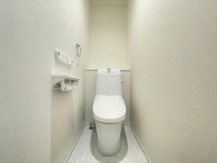 トイレ 毎日使う場所だからこそ、使い勝手を考慮しました。白を基調に、飽きのこない空間は質感豊かな仕上がりとなっております。（2024.5.10撮影）