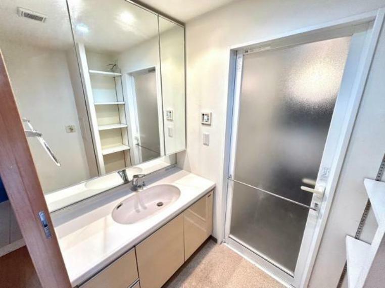 洗面化粧台 大きな鏡で高級感のある洗面室です