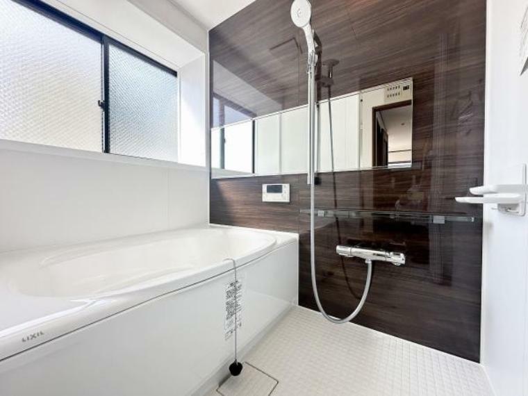 浴室 落ち着いた色調で統一された、清潔感ただよう浴室は、寛ぎの時間をさらに心地良いものに演出してくれます。