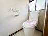 トイレ 洗浄機能を標準完備、清潔な空間が印象的です。