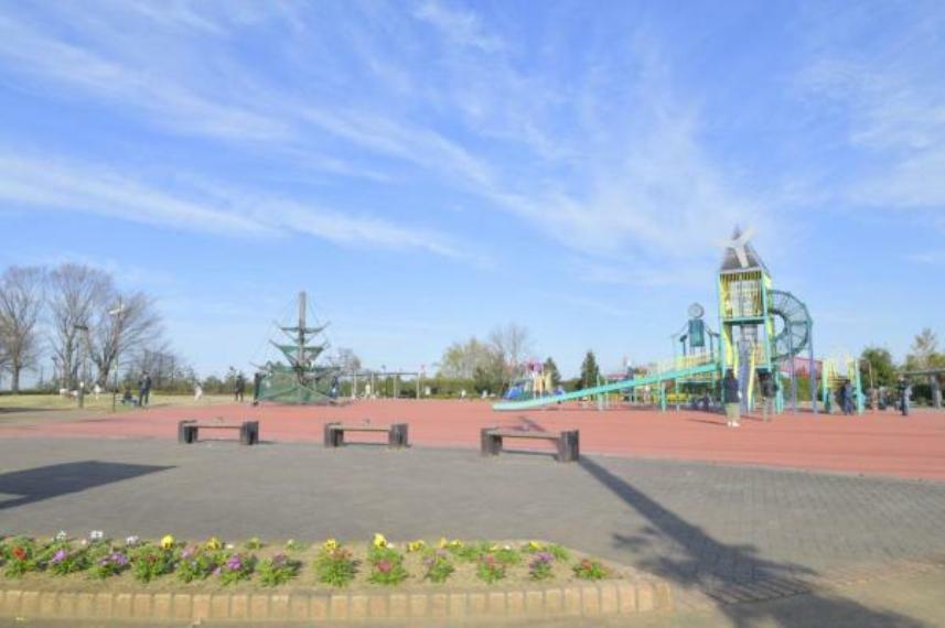 【風車公園】400m　遊具がたくさんあり人気の公園です。小さい子洋の遊具も別にあります。駐車場もあります。