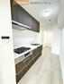 キッチン 調理スペースが広く3口ガスコンロの快適なシステムキッチンです。