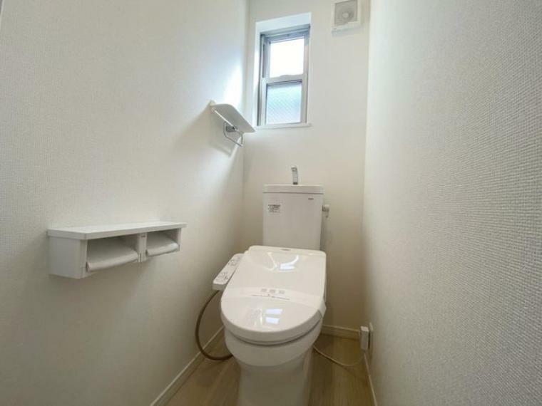 トイレ 小窓から明るい光が差し込むトイレです。1階と3階の2か所に設置してあります。