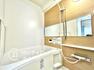 浴室 清潔感のある白を基調としたデザインで横長の鏡付きです。綺麗なバスルームでリラックスできますね。