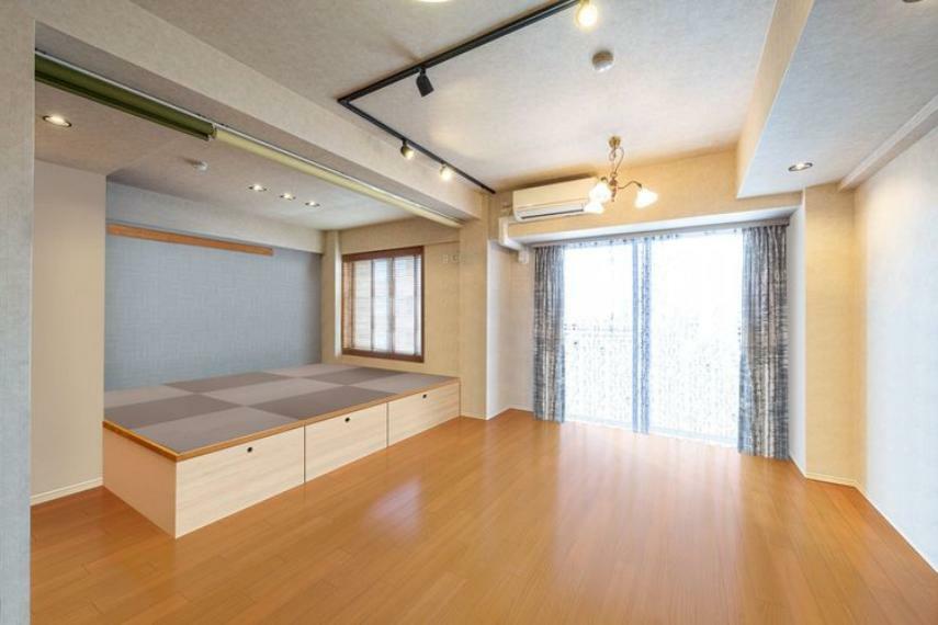 居間・リビング オープンでのびやかな空間を生み出す広々としたLDK。家族との時間を大切にした住空間です。※画像はCGにより家具等の削除、床・壁紙等を加工した空室イメージです。
