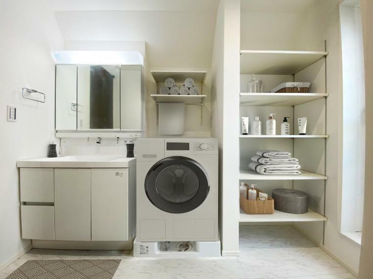 脱衣場 ■洗面室にはタオルや洗剤を収納できる可動棚！