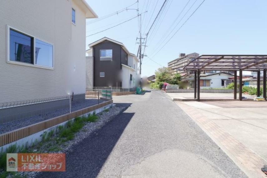 現況写真 【前面道路】現地完成写真。道幅や駐車など、ご確認ください。