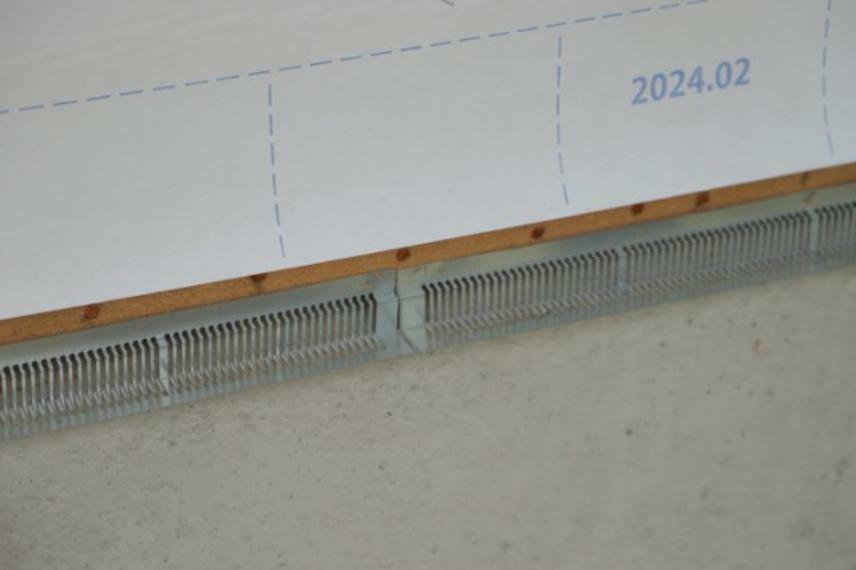 冷暖房・空調設備 基礎パッキング工法とは、床下の換気確保のため基礎と土台の間に緩衝材を挟み込む工法です。土台の下に数十センチの間隔で設置されるため、全体的な隙間が生まれます。床下換気口に比べて高い通気性が確保されます。