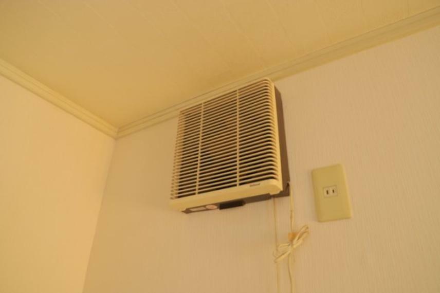 冷暖房・空調設備 24時間換気と一般的な換気扇は役割が違います。24時間換気は室内の空気を循環して、シックハウスや結露を防ぐ役割があるため常に動かす必要があります。一方の換気扇の役割は短期間で空気を入れ替えることです。
