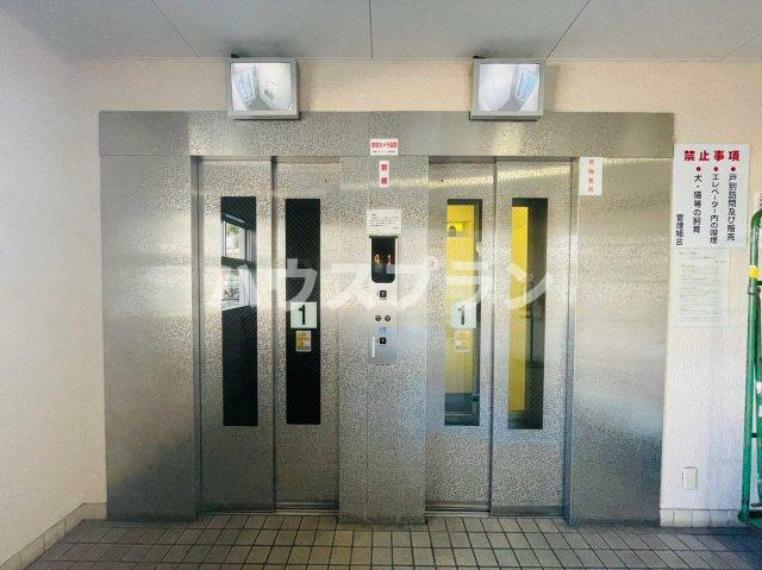 このマンションにはエレベーターが2基完備されています。住民の利便性を考慮し、待ち時間を最小限に抑え、快適な移動を実現しています。また、非常時にも安心です。防犯カメラ付なのも安心ですね。