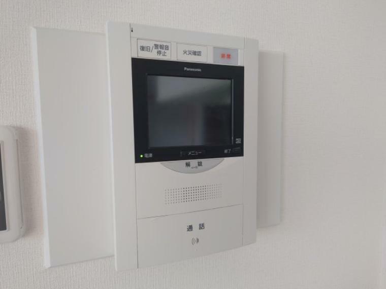 TVモニター付きインターフォン エントランスや玄関の映像が室内の確認可能で安心の防犯対策に