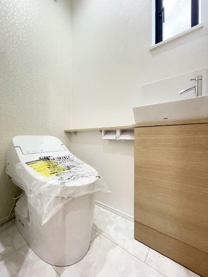 トイレ 場所の取らないタンクレストイレ 手洗い場が同室にあり便利です