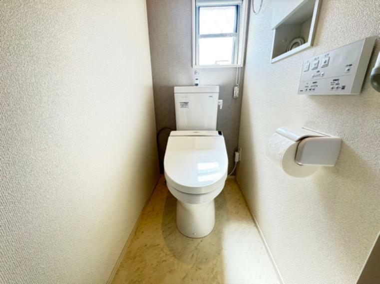 【トイレ】清潔感があり、壁リモコンのスッキリとしたトイレです