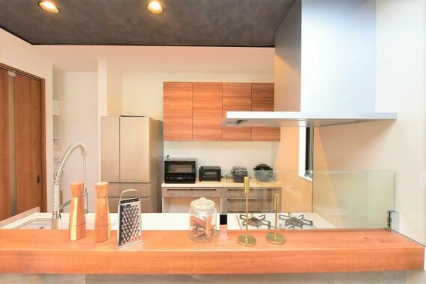 キッチン エコカラットと間接照明を取り入れたデザインは高級感があり、上質な空間を演出します