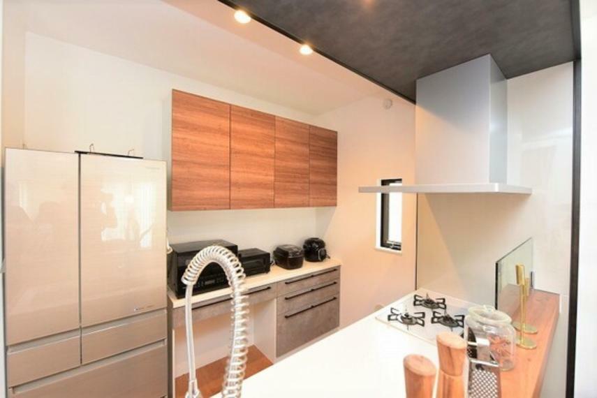 キッチン リビングが見渡せる開放的な対面キッチン。造り付のカップボードはリビングの雰囲気にマッチしたデザイン室内（2024年4月）撮影