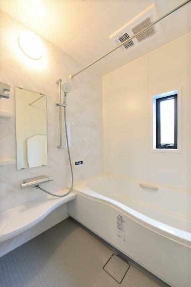 浴室 リクシルのアライズ。保温性能の高さや掃除のし易さを備え、家族のバスタイムが快適で心地よいものになります室内（2024年4月）撮影