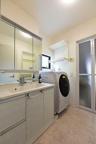 洗面化粧台 洗濯機上部の空間を有効利用して洗濯用具などすっきり収納できます。