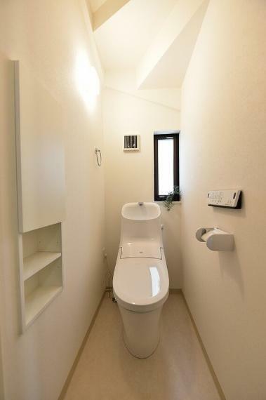 トイレ リクシル製。節水性能を高め、汚物汚れが簡単に落ち、水アカもこびりつきにくいお掃除が簡単な素材【アクアセラミック】を採用。室内（2024年4月）撮影