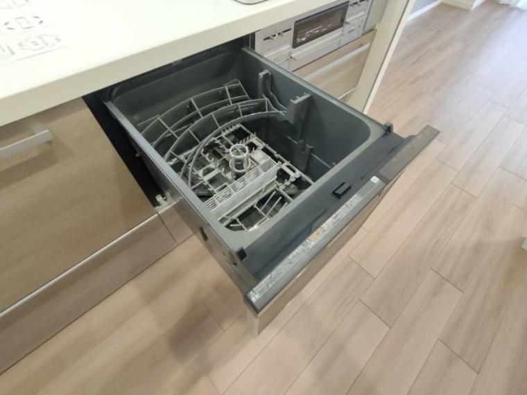 キッチン ・食器洗い乾燥機 食器の後片付けに便利な食器洗浄乾燥機を標準装備。ビルトインタイプなので見た目もスッキリ、特に共働き世帯のご家族には必需品です。